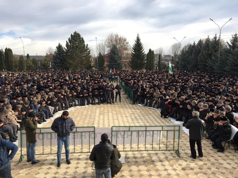 В Назрани проходит митинг против соглашения о границе с Чечней