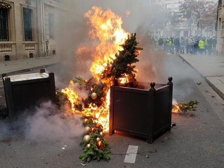 Практически боевые действия против «желтых жилетов» — Париж заволокло дымом