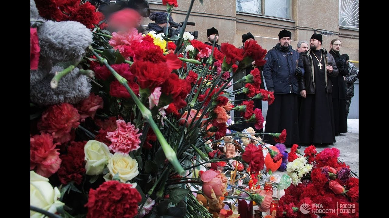 День траура в москве сегодня. О погибших растут цветы.