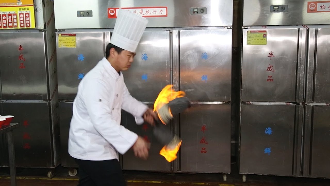 Китайский повар делает невероятные трюки