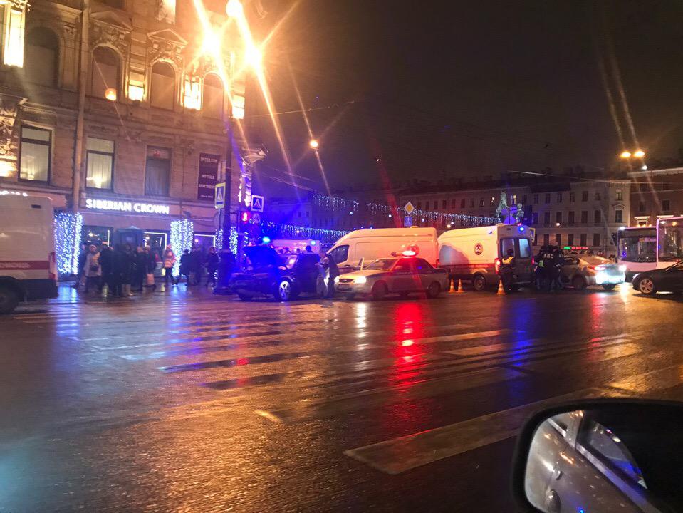 В центре Петербурга автомобиль врезался в толпу прохожих