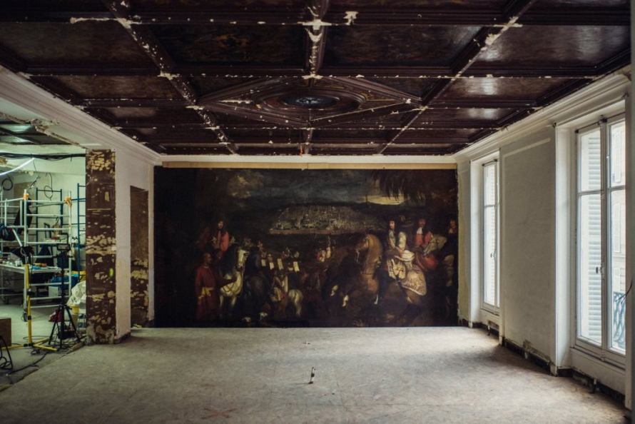 Неповторимую картину 17 века обнаружили во время ремонта в бутике Парижа