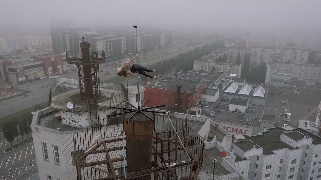 Танцовщица из Воронежа исполнила номер на крыше высотного здания