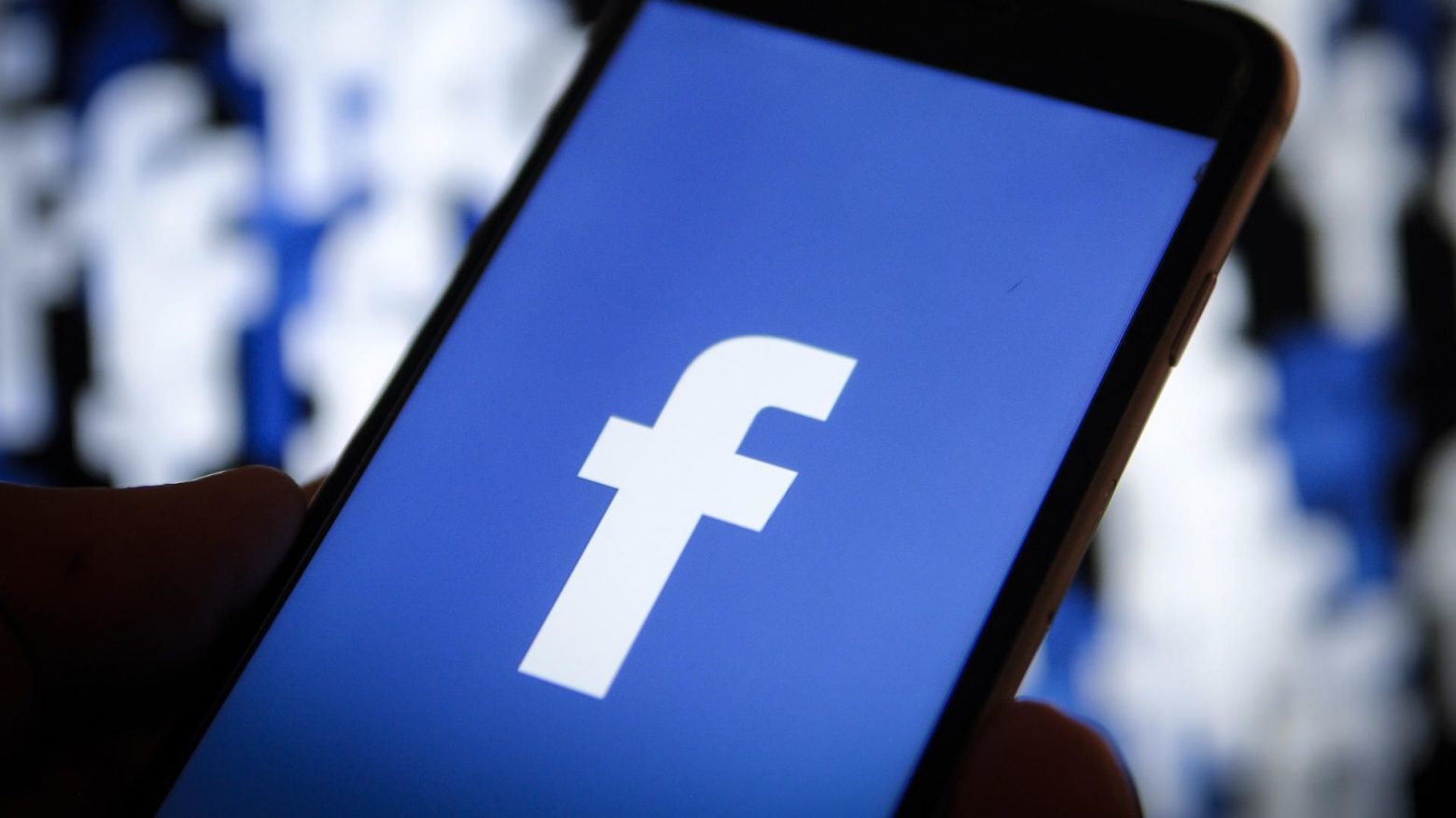 Facebook платит пользователям, чтобы получить доступ к их данным на смартфоне
