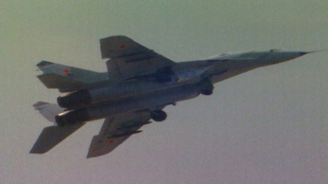 МиГ-29 выполняет фигуру "колокол". Архивные кадры