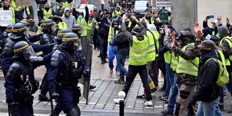 В столице франции «желтые жилеты» подожгли банк с людьми внутри