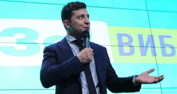 Владимир Зеленский значительно опережает Петра Порошенко по результатам последних опросов в Украинском государстве