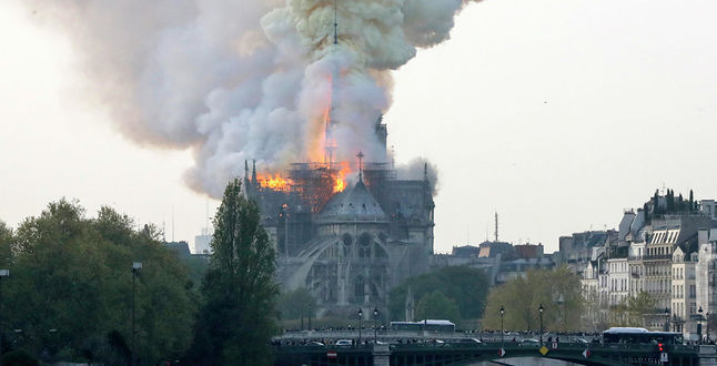 В столице франции масштабный пожар в Соборе Парижской Богоматери