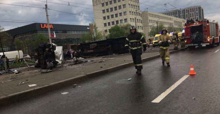 В Петербурге авто и маршрутку занесло в трамвай после столкновения