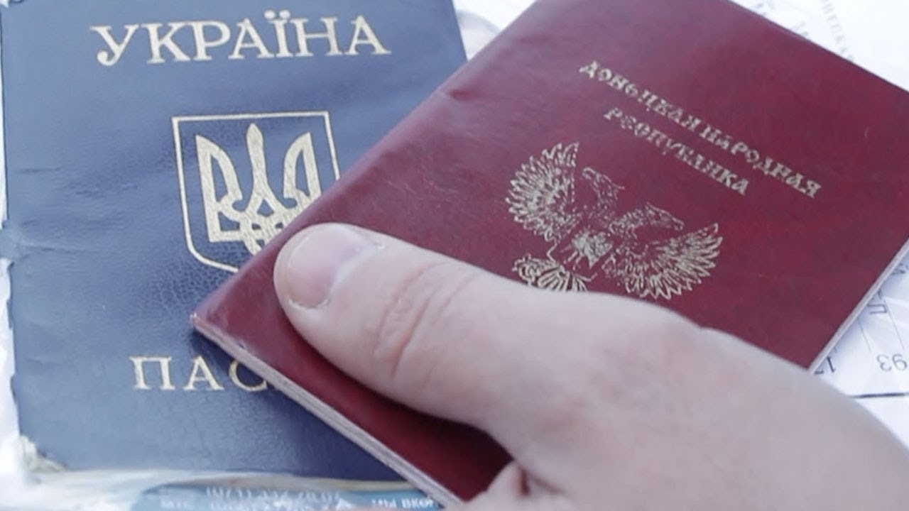 Жители ДНР выстроились в очередь за российскими паспортами
