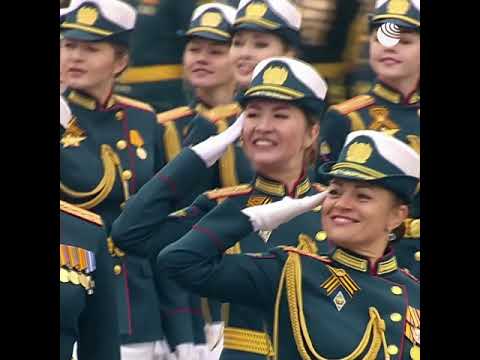 Расчеты женщин-военнослужащих на параде Победы