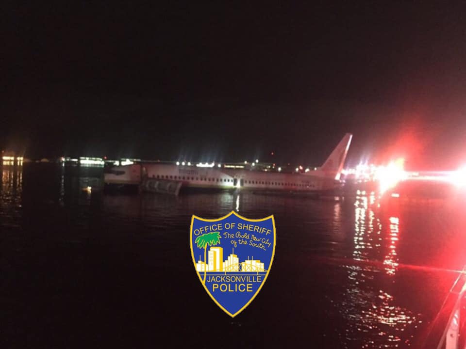Во Флориде Boeing 737 упал в реку: госпитализировано не менее 20 пассажиров