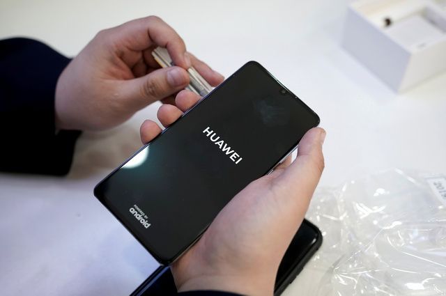 Новые мобильные телефоны Huawei могут остаться без поддержки карт памяти microSD