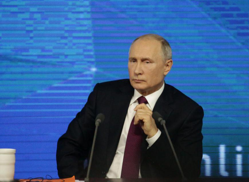 Путин в поздравлении с Днем Победы призвал украинцев противодействовать возрождению фашизма