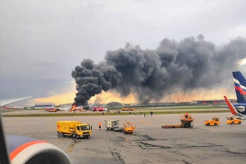 Размещено видео из салона сгоревшего самолета в Шереметьево