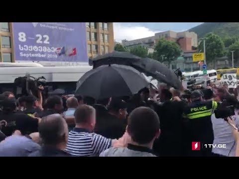 В Грузии — скандал с депутатом Госдумы: страну всколыхнули протесты