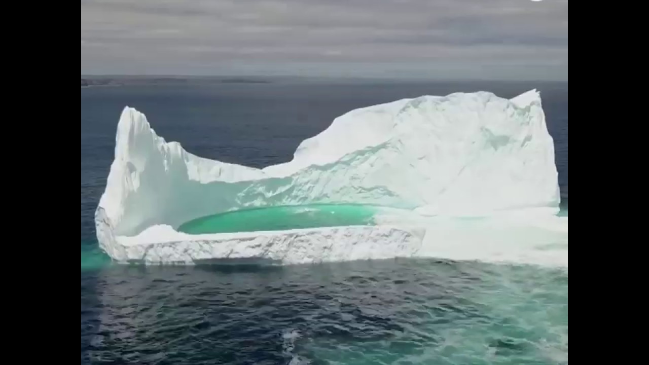 Ледяной бассейн в оковах айсберга