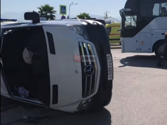 Врачи говорили о 26 пострадавших при столкновении туристических автобусов в Сочи