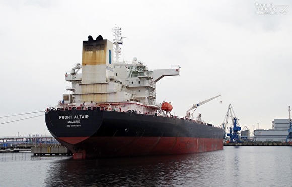 На борту загоревшегося в Оманском заливе танкера находились 11 граждан России