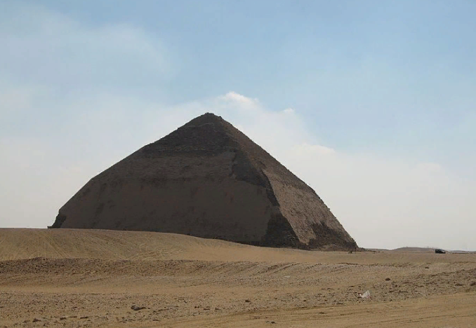 В Египте туристы смогут посетить «ломаную» пирамиду