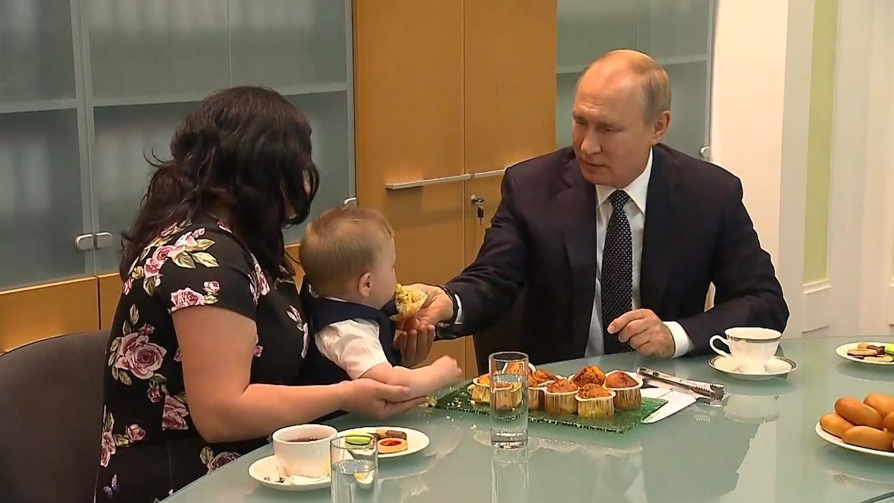 Путин угостил маленького Вову кексом