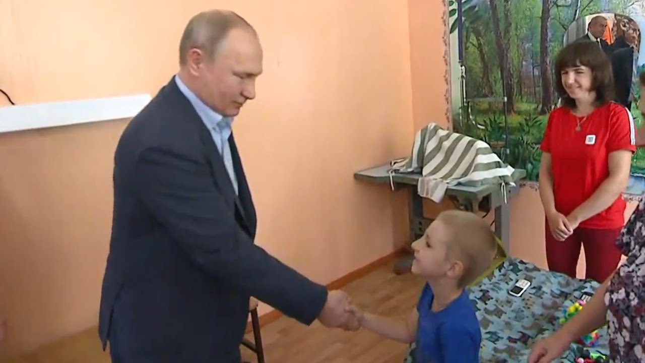 Путин посетил пострадавших от наводнения в Иркутской области