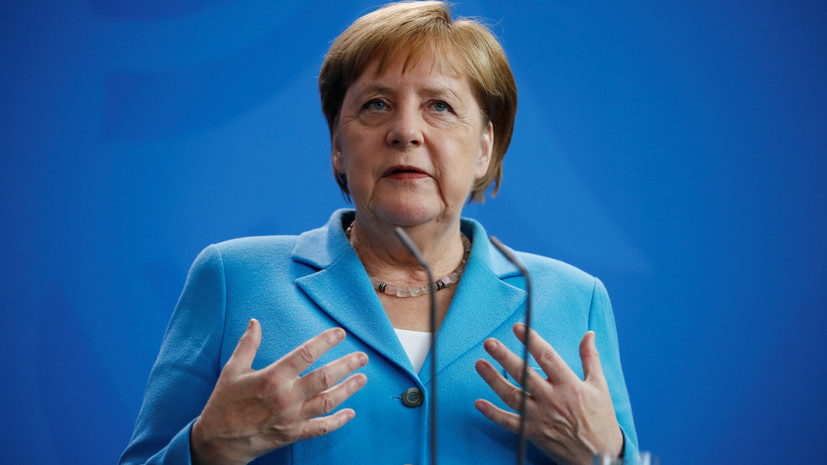 Раскрыта фраза, которую Меркель шептала во время приступа дрожи