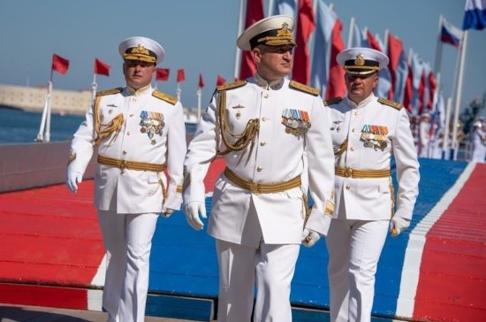 Президент принимает военно-морской парад в северной столице