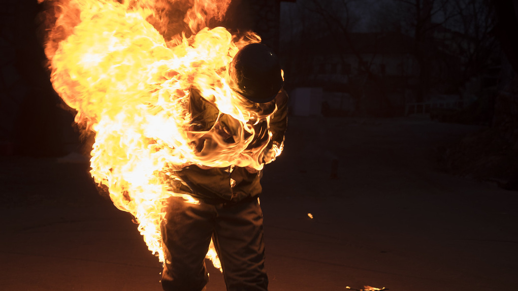 Камеры сняли, как в столице РФ подожгли мужчину
