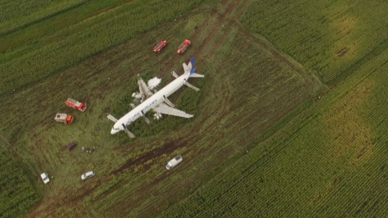 Место аварийной посадки лайнера А321: кадры с дрона