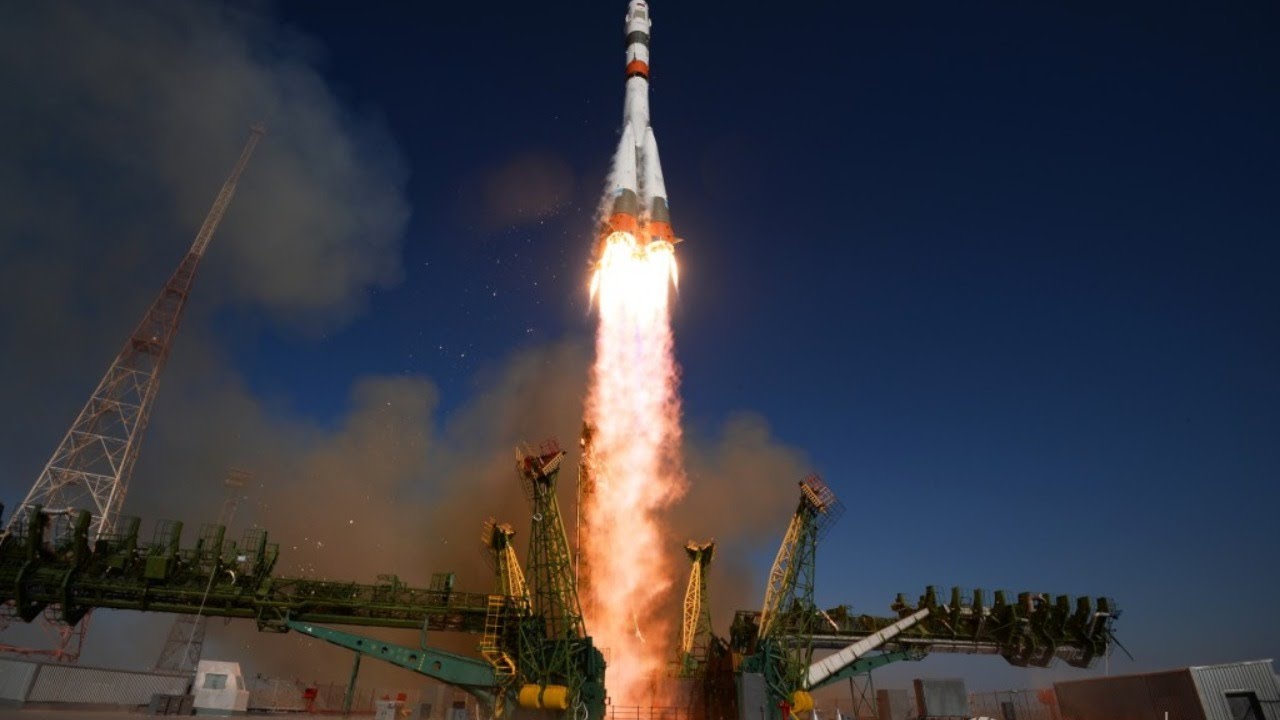 Российский космический корабль с роботом предпринимает попытку стыковки с МКС
