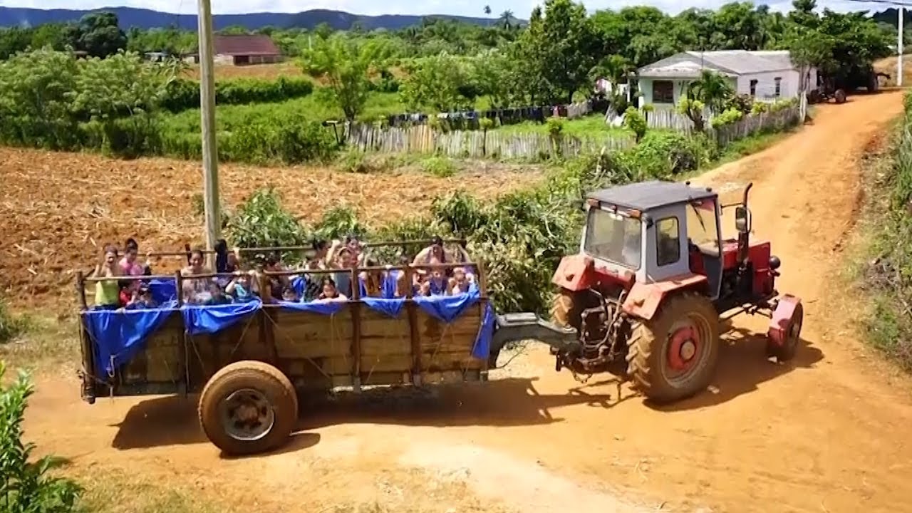 Трактор-бассейн для кубинских детей