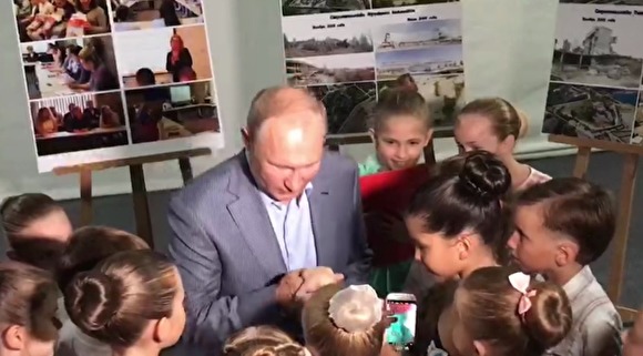 Путин в Крыму опустился на колено перед девочкой-балериной