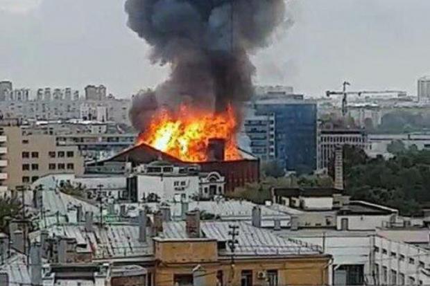 Из горящего здания в центре столицы вывели всех пожарных