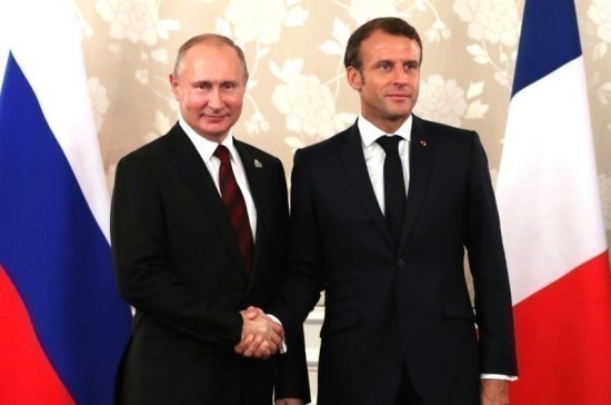 Ушаков: Путин и Макрон обсудят обеспечение безопасности в европейских странах