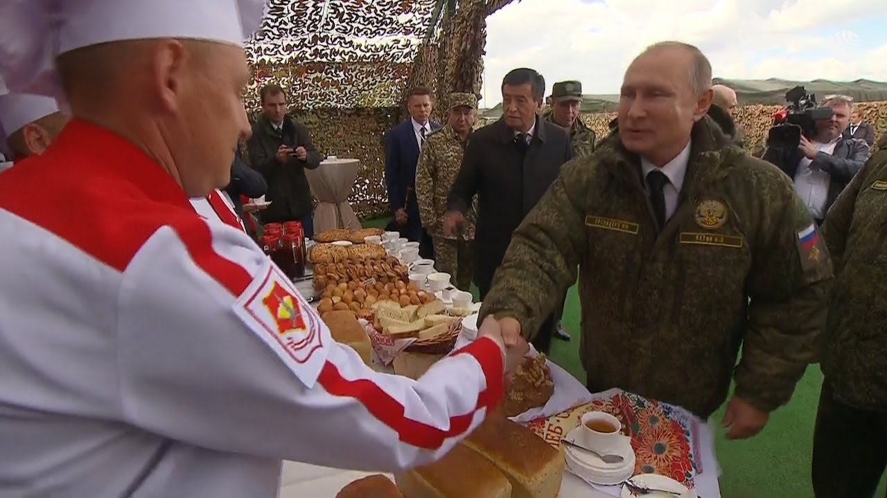 Путин оценил выпечку полевой кухни