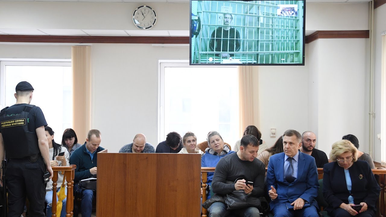 Суд освободил Устинова под подписку о невыезде