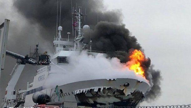 В норвежском порту затонул российский траулер «Бухта Наездник». Он горел 22 часа