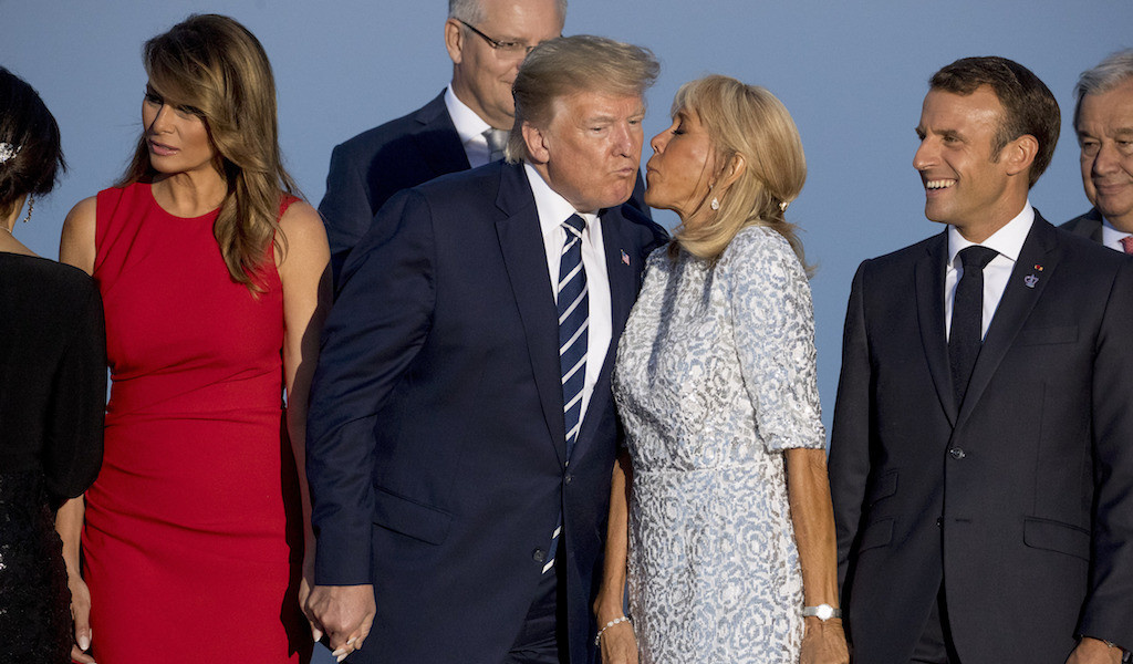 Супруга Трампа ответила на его поцелуй с супругой Макрона