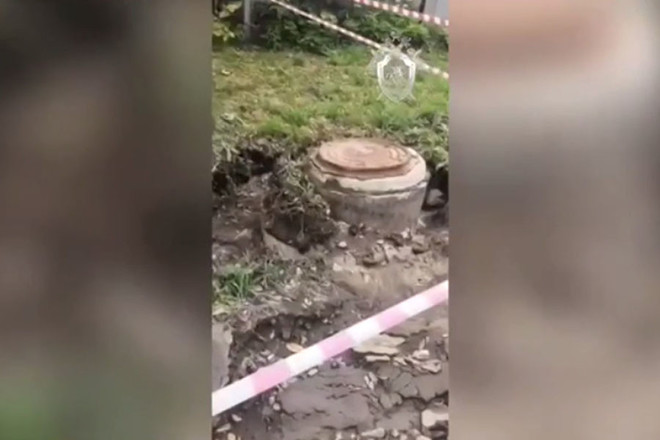 В центре Новосибирска женщина и двухлетний ребенок провалились в яму с кипятком