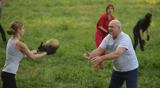 На бахчу с девушками: Лукашенко собрал рекордный урожай арбузов