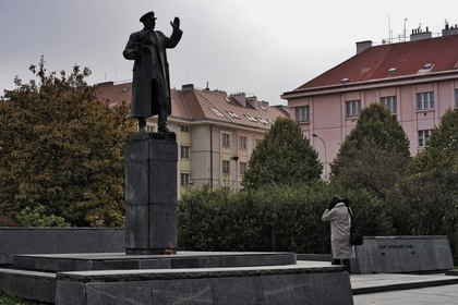 В Праге решили перенести монумент советскому маршалу, который обливали краской