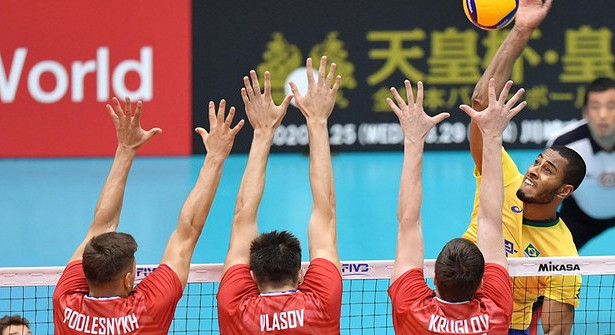 Русские волейболисты проиграли Бразилии в матче КМ