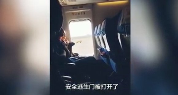 Пассажирка открыла аварийные двери самолета, чтобы проветрить салон