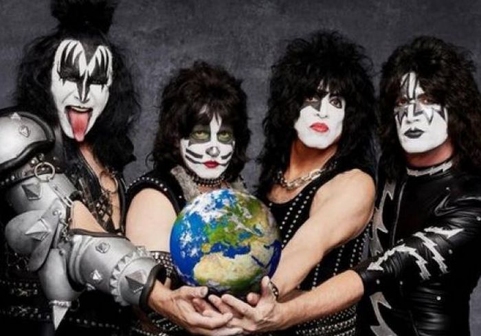 Группа Kiss даст концерт для акул в Индийском океане