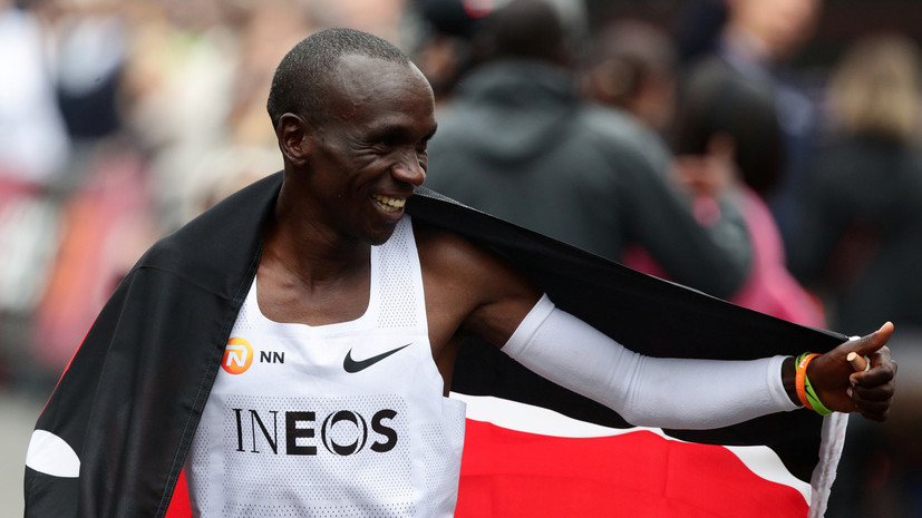 Кенийский легкоатлет в первый раз в мире пробежал марафон наименее чем за 2 часа