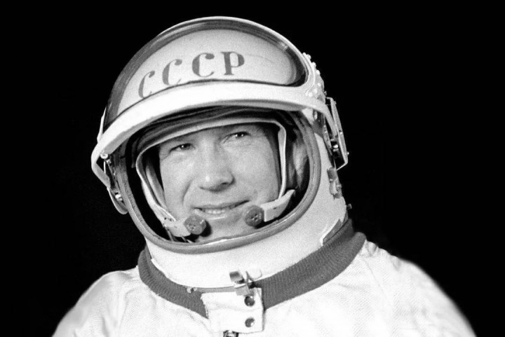 Скончался космонавт, который первым вышел в открытый космос