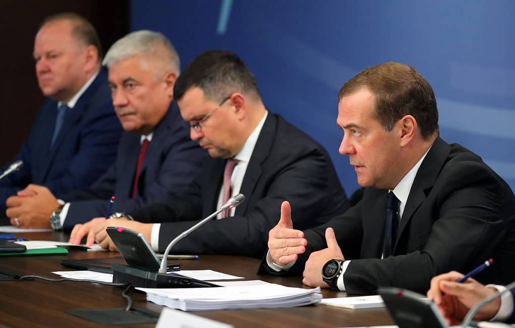 Совещания по выполнению поручений президента станут регулярными — Медведев