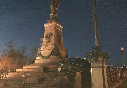Нетрезвый иркутянин на «Мерседесе» въехал в монумент Александру III