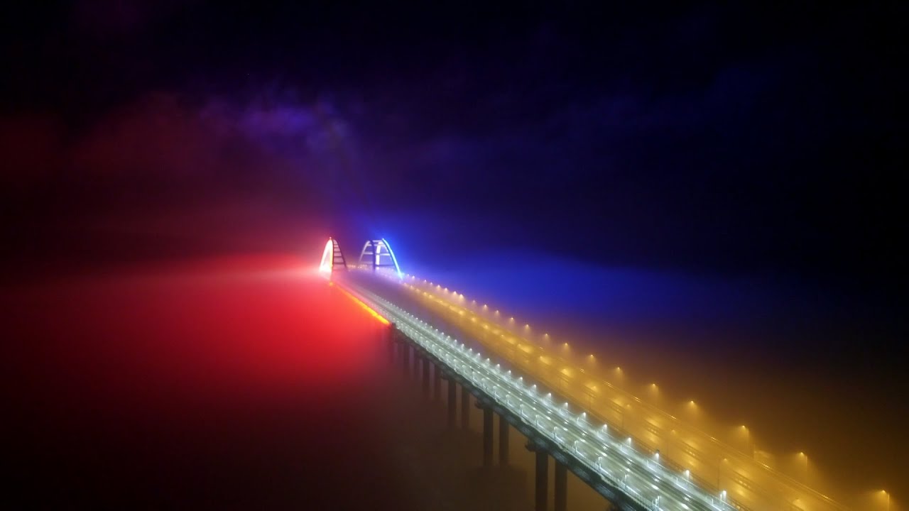 Крымский мост окрасили в российский триколор